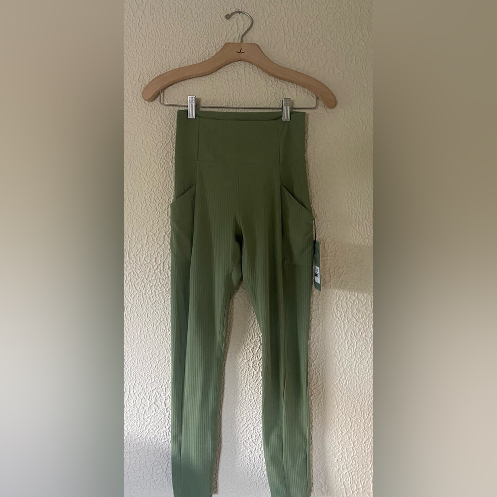 Olive Green High-Waisted REI 7/8 ribbed Leggings with side pockets